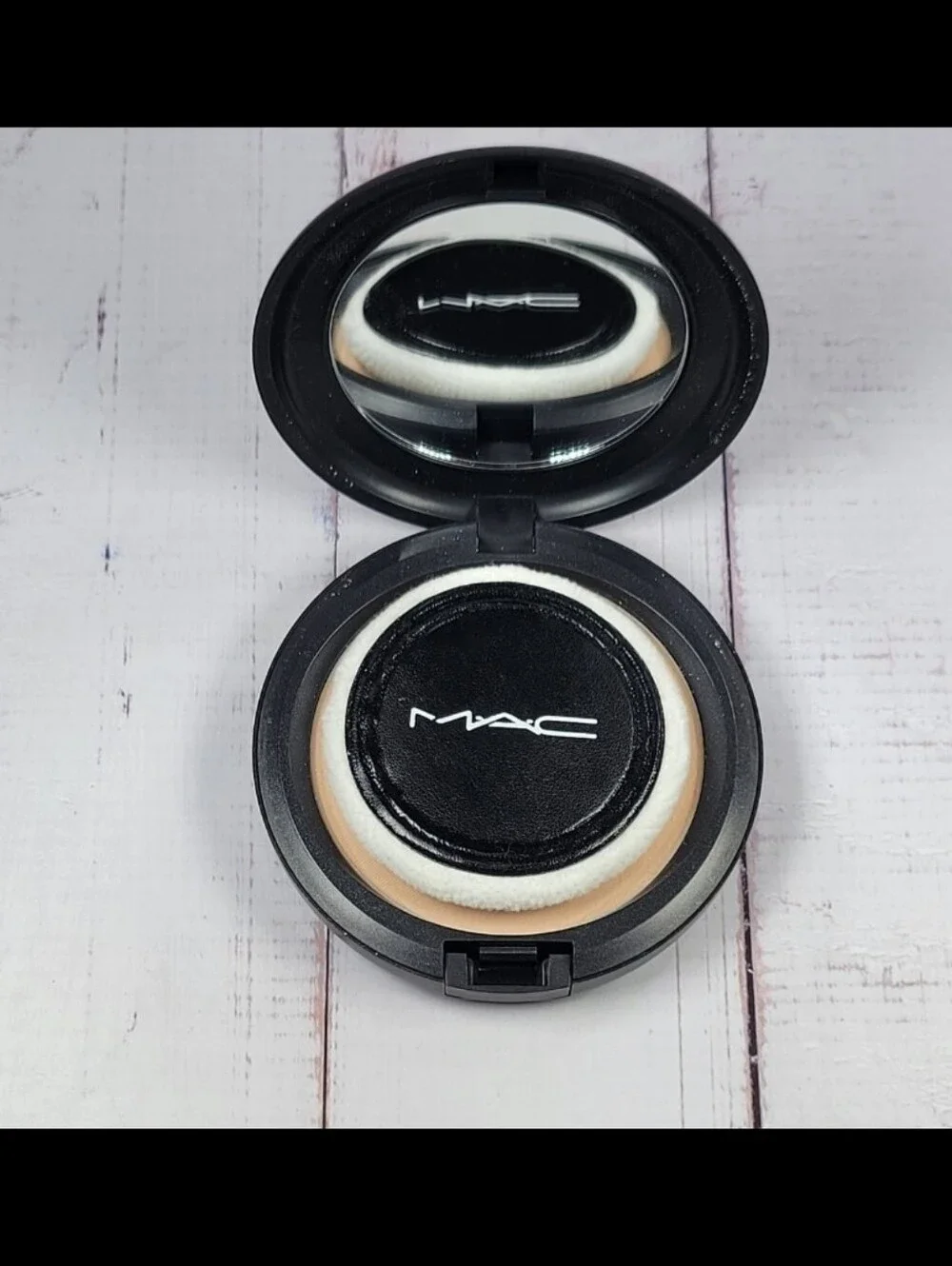 MAC Cosmetics Blot Pressed Powder in Medium BNWOB